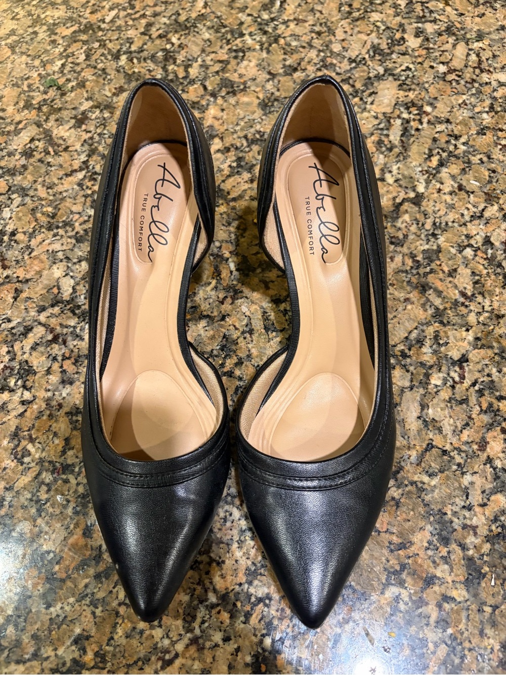 Abella Women's Black Pointed-Toe Pumps